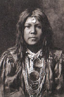 Nalin, ragazza Apache di quattordici anni. Foto E.A. Curtis